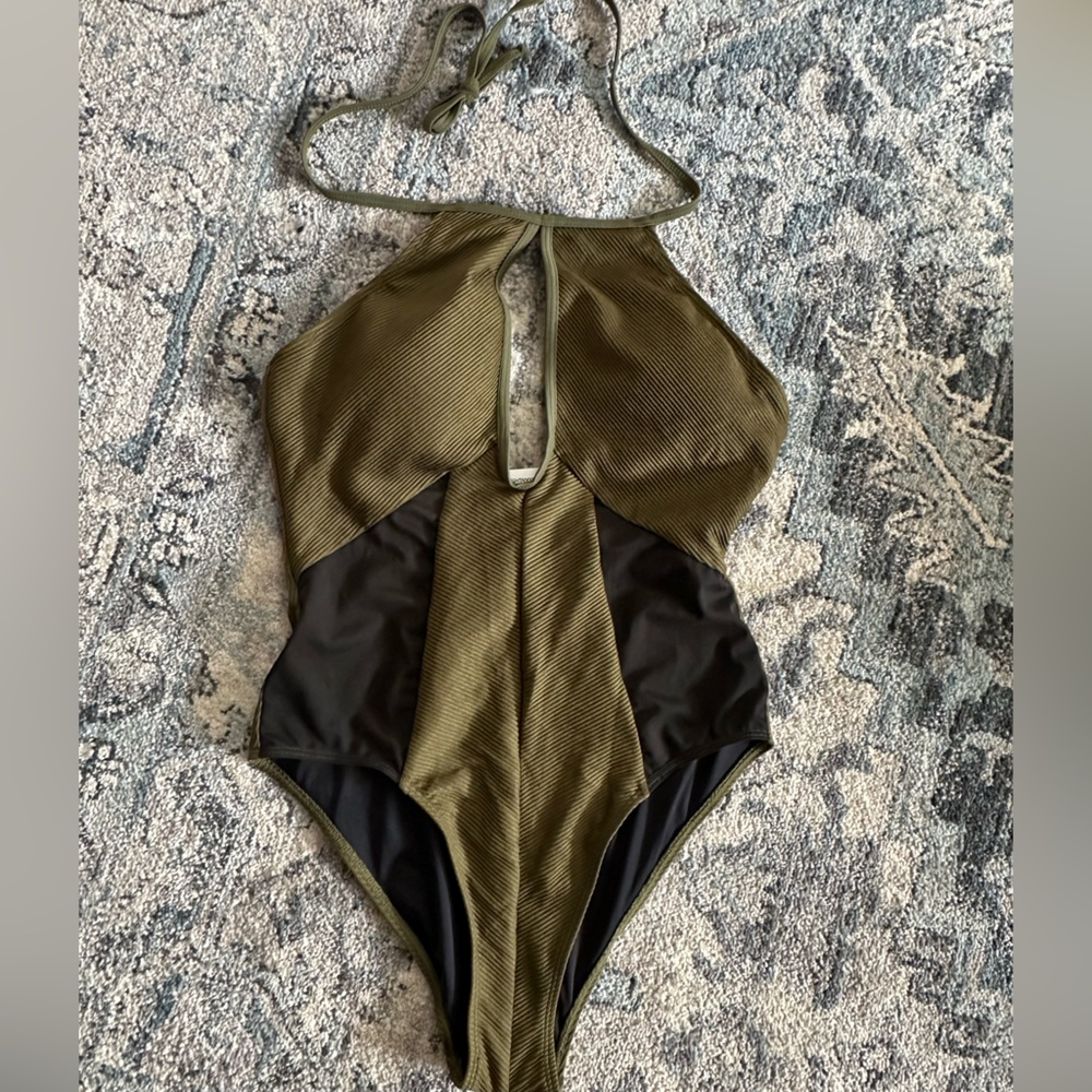 NWT Cupshe suit. Mesh sides. Halter tie around neck